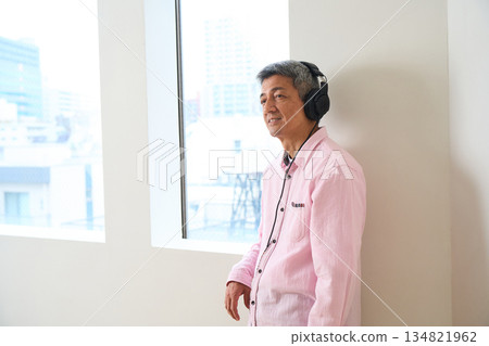 聽音樂（生活方式/老年人嗜好） 134821962