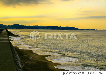 Stations visible from Shichirigahama... [Zushi/Hayama] at sunrise 134822762