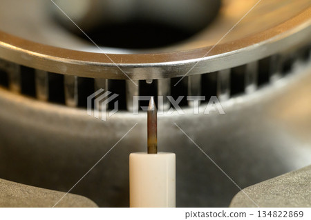 瓦斯爐火星塞和燃燒器的特寫鏡頭 134822869