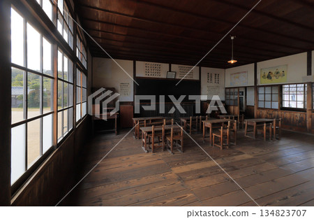 The open set of an elementary school from the early Showa period at Twenty-Four Eyes Movie Village 134823707