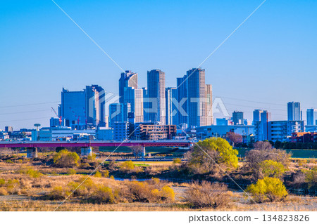 日本東京，12月28日。冬日多摩川河景，武藏小杉站前林立的公寓大樓。邁向新時代 134823826