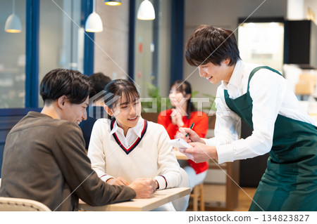 一對年輕夫婦在咖啡館點餐 134823827