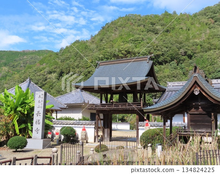 Makiyama Chofukuji Temple, the oldest wooden building in Okayama Prefecture, is a nationally designated important cultural property and was founded by the monk Ganjin at the request of Empress Koken. 134824225