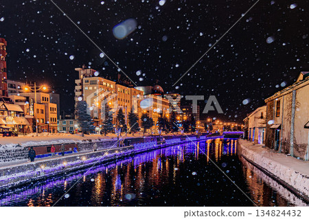 Otaru Canal in winter: A romantic night view of snow and light 134824432