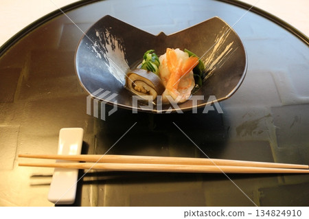 日本料理:海帶牡丹蝦配比目魚 日本料理:海帶牡丹蝦配比目魚 134824910