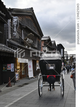 人力車穿梭在鵝卵石街道上 人力車穿梭在鵝卵石街道上 134825043