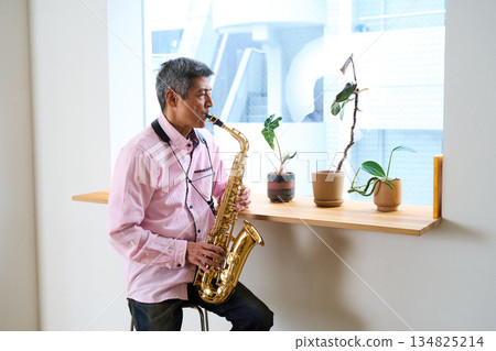 Senior man playing the saxophone 134825214