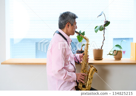 Senior man playing the saxophone 134825215