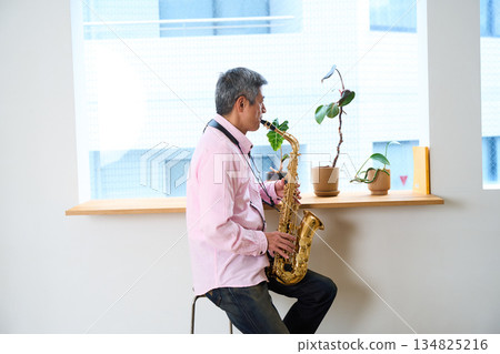 一位演奏薩克斯風的老人 134825216