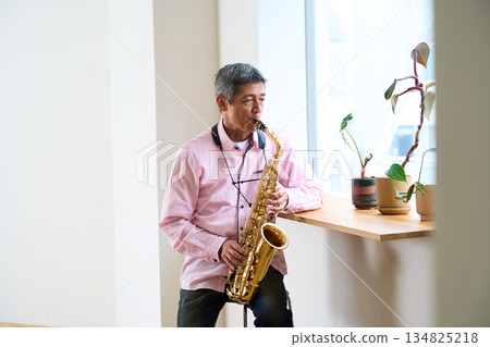 一位演奏薩克斯風的老人 134825218
