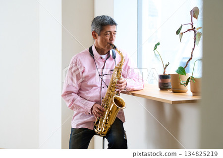 一位演奏薩克斯風的老人 134825219