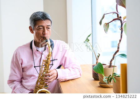 一位演奏薩克斯風的老人 134825222