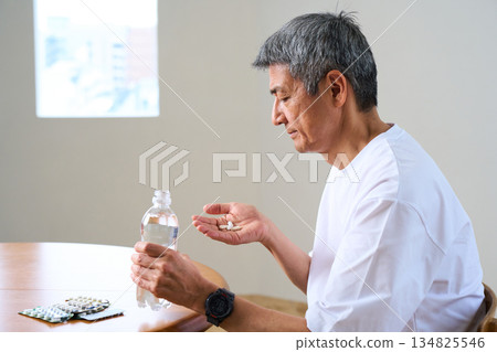 老年男性服用藥物和保健品 134825546