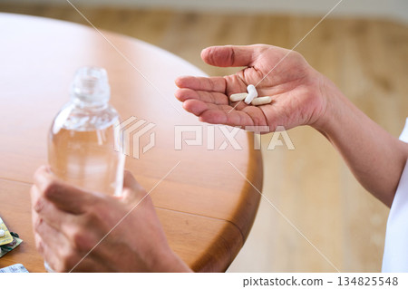 老年男性服用藥物和保健品 134825548