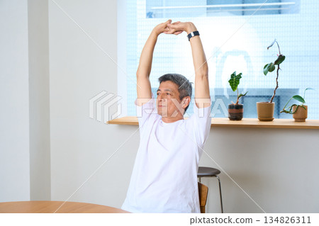 高級男子伸展 134826311