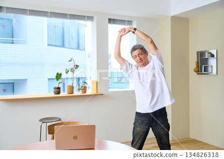 Senior men stretching 134826318