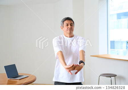 高級男子伸展 134826328