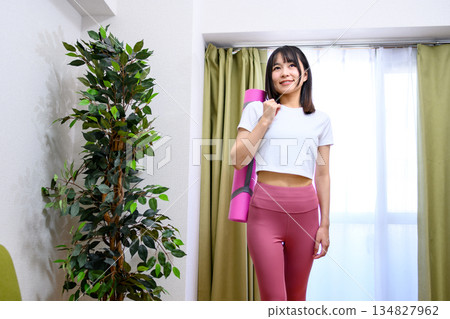 一位身穿瑜珈服的日本女性前往健身房、瑜珈館,瑜珈墊、緊身褲,身材苗條。 一位身穿瑜珈服的日本女性前往健身房、瑜珈館,瑜珈墊、緊身褲,身材苗條。 134827962