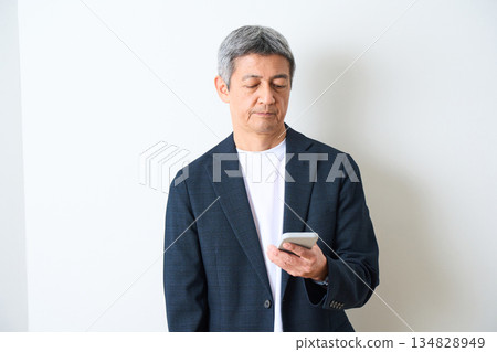 Senior men who operate smartphones 134828949