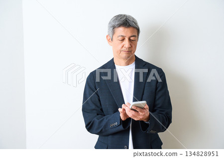 Senior men who operate smartphones Senior men who operate smartphones 134828951
