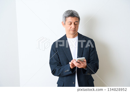 Senior men who operate smartphones 134828952