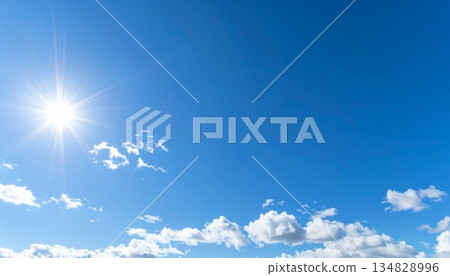 仲夏的天空蔚藍明亮。陽光和蓬鬆的雲。 134828996