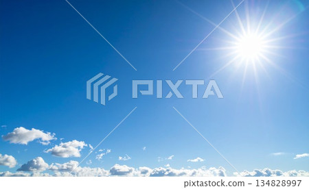 仲夏的天空蔚藍明亮。陽光和蓬鬆的雲。 134828997