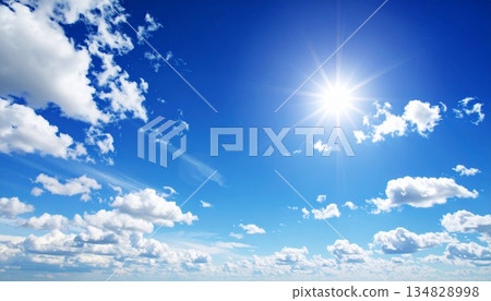 仲夏的天空蔚藍明亮。陽光和蓬鬆的雲。 134828998