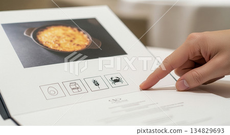 請查看餐廳菜單上的過敏原資訊。蝦子和麥子的圖標，留有文字空間。 134829693