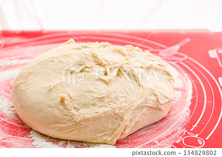 麵包麵團第一次發酵後的狀態 134829802