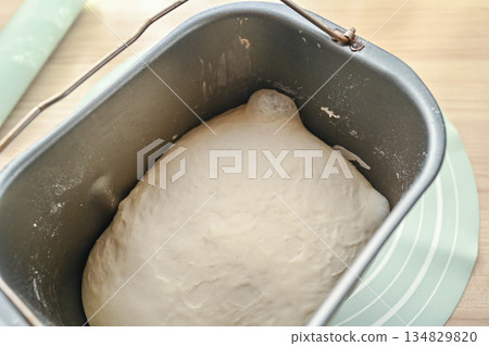 由家庭烘焙坊製作的法國麵包麵團 134829820