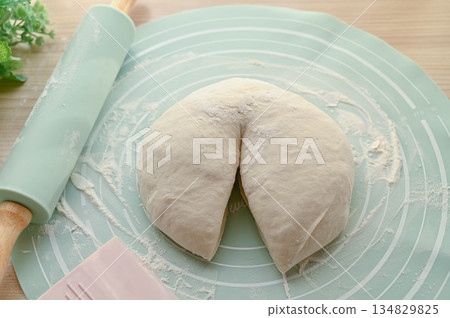 將法國麵包麵團分成幾份 134829825