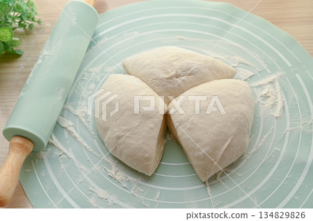 將法國麵包麵團分成幾份 134829826