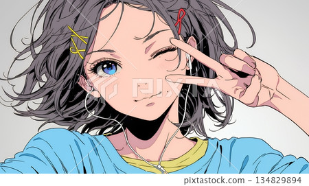 一位年輕女子像偶像一樣，在臉旁比出和平手勢並眨眼。 134829894