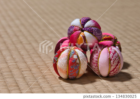 Multiple Temari balls lined up on a tatami mat | Traditional Japanese accessories and Japanese-style background image Multiple Temari balls lined up on a tatami mat | Traditional Japanese accessories and Japanese-style background image 134830025