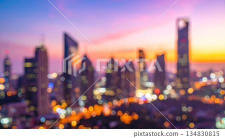 柔焦背景圖:模糊的城市建築夜景 柔焦背景圖:模糊的城市建築夜景 134830815