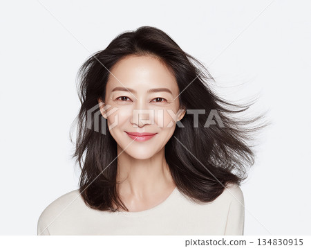 一位40多歲的女性面帶微笑,面向前方,白色背景 一位40多歲的女性面帶微笑,面向前方,白色背景 134830915