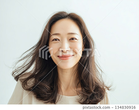 閃耀的中年女性抗衰老和更年期護理廣告素材 閃耀的中年女性抗衰老和更年期護理廣告素材 134830916