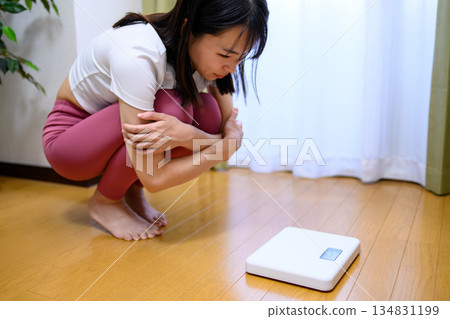 身穿瑜珈服的女子對體重計、飲食和緊身褲感到震驚 134831199
