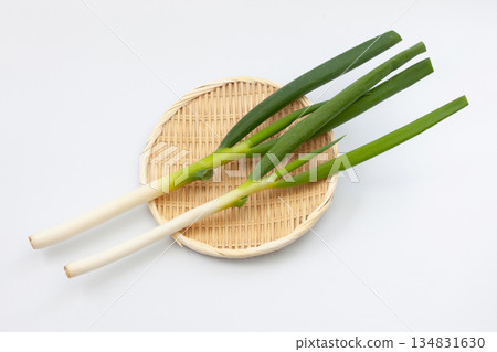 白色背景上的蔥籃 白色背景上的蔥籃 134831630