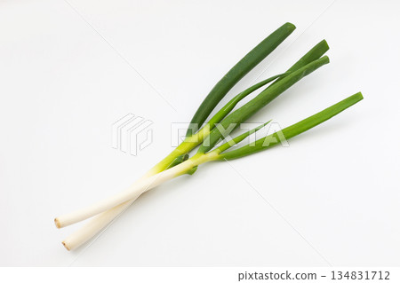 青蔥生菜白色背景 134831712