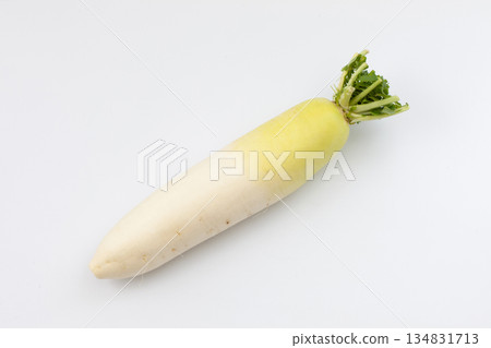 蘿蔔生菜白背景 134831713