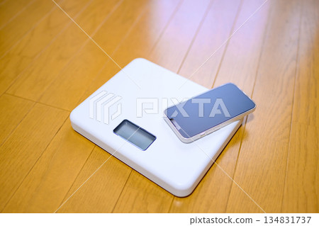 Place your smartphone on the scale on the floor. Measurement image. 134831737
