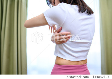 Japanese woman pinching her armpit fat to check for excess fat, excess armpit fat, excess fat, diet Japanese woman pinching her armpit fat to check for excess fat, excess armpit fat, excess fat, diet 134832104