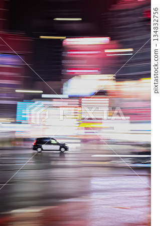 夜間,一輛計程車在城市中疾馳而過_豎版 夜間,一輛計程車在城市中疾馳而過_豎版 134832756