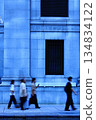 人們在建築物之間行走 134834122
