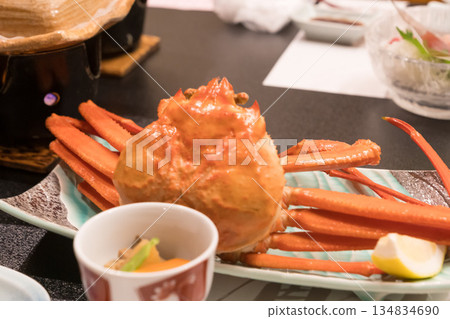 Crab kaiseki cuisine at a Hokuriku inn 134834690