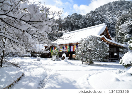 二尊院正殿被白雪覆蓋 134835266