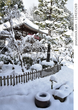 Snow-covered Nison-in Temple, stone basin and Bentendo Hall 134835269