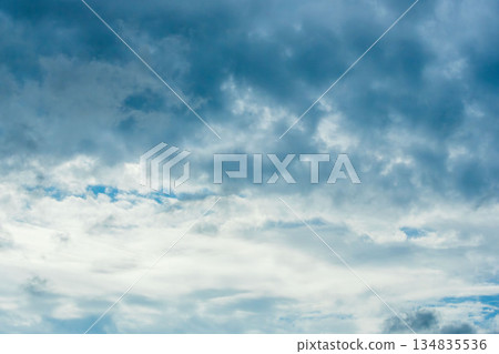 秋日的天空佈滿了雲 18 134835536